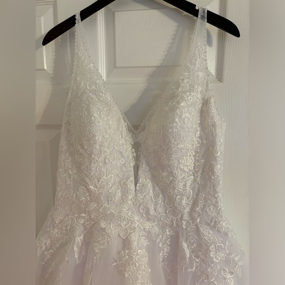 NEW WITH TAGS 2024 WEDDING DRESS - Picture 4 of 5